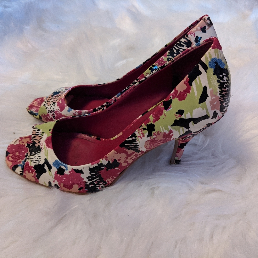 BCBGeneration Floral Pumps